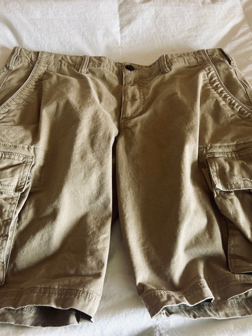 GAP KHAKI SHORTS 33 WAIST